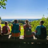 Familie genießt den Ausblick in Bayern. Ein perfekter Urlaub mit Kindern, um die Natur zu erkunden.