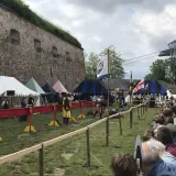 Ritterkämpfe vor der Festung Ehrenbreitstein. Ein mittelalterliches Spektakel mit Zelten und Zuschauern, das an einen historischen Spielplatz erinnert.