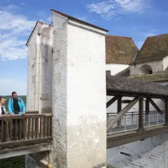 Ein Paar genießt den Ausblick von der Holzbrücke der Burg Wildenstein im Donautal.