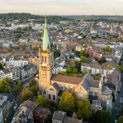 Luftaufnahme von Aachen mit der imposanten St. Adalbert Kirche im Vordergrund. Ein tolles Motiv für Ausflugsziele Aachen.