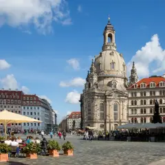 Sonnige Terrasse vor der Frauenkirche in Dresden. Hier kann man entspannt sitzen und das bunte Treiben auf dem Platz beobachten.