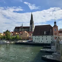 Regensburg mit Kindern: Blick auf Donau, Dom, Steinerne Brücke und historische Gebäude. Ein schöner Ausflug!