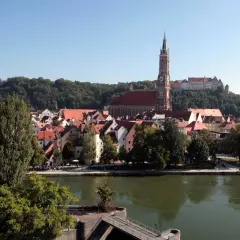 Blick auf Landshut mit der Martinskirche und Burg Trausnitz. Entdecken Sie Landshut Geheimtipps entlang der Isar.