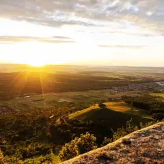 Sonnenuntergang über der Schwäbischen Alb bei Owen. Die Burg Teck ist nicht zu sehen, aber die Landschaft erinnert an die Gegend.