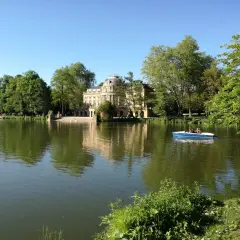 Ein Boot gleitet auf dem Monrepos-See, im Hintergrund das Schloss Monrepos. Der Monrepos-See rundweg lädt zum Spaziergang ein.