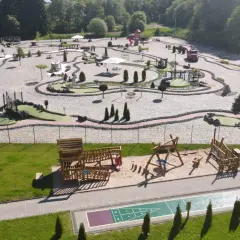 Abenteuergolfanlage in Winterberg mit vielen Hindernissen und Spielgeräten für Kinder. Ein toller Ort für einen Familienausflug.