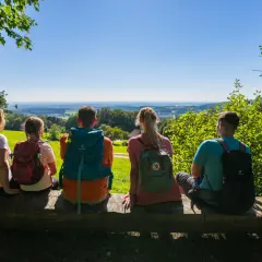 Familie genießt den Ausblick in Bayern. Ein perfekter Urlaub mit Kindern, um die Natur zu erkunden.