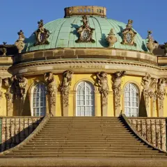 Sanssouci, eine prachtvolle ritterburg in Brandenburg, wo Kinder staunend die Architektur bewundern.