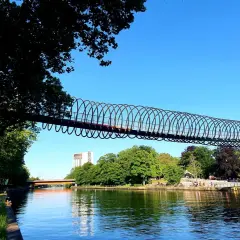 Einzigartige Brücke in Oberhausen, ideal für einen Spaziergang. Hier kann man die Natur genießen und entspannen.