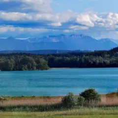 Türkisblaue Osterseen laden zum Baden ein, umrahmt von grünen Wäldern und majestätischen Alpen.
