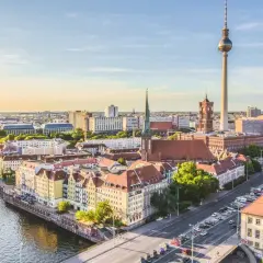 Berlin bei Sonnenuntergang: Fernsehturm, Dom und Spree. Hier gibt es viel zu entdecken, was kann man in Berlin machen?