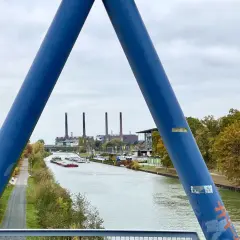 Blick auf den Mittellandkanal mit Industrie im Hintergrund. Hier kann man in Wolfsburg viel entdecken, von der Natur bis zur Technik.