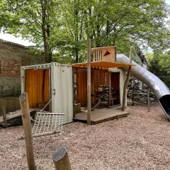 Spielplatz mit Rutsche und Klettergerüst aus Containern, ideal für einen Ausflug nach Dachau mit Kindern.