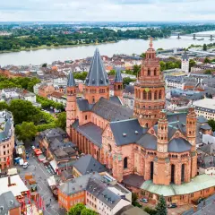 Luftaufnahme des Mainzer Doms und der Stadt. Hier kann man in Mainz viel entdecken, von historischen Gebäuden bis zum Rhein.