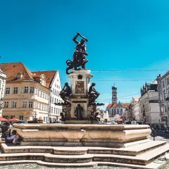 Prachtvoller Augustusbrunnen in Augsburg, ein toller Ort, um zu entspannen und zu sehen, was man in Augsburg machen kann.