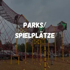 Ein riesiger Kletterpark mit Netzen und Türmen bietet ein tolles **Erlebnis** auf diesem **Spielplatz**.