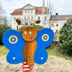 Ein bunter Schmetterling auf dem Schaukelweg Hechingen, bereit für fröhliche Kinder.