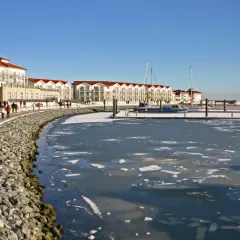 Winterliche Promenade mit Eis auf dem Wasser, ein Geheimtipp für Wismar und Umgebung.