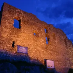 Die Burgruine Falkenstein bei Pfronten im Abendlicht.