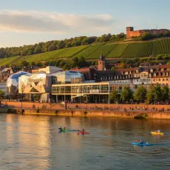 Sonnenuntergang am Neckar: Experimenta und Weinberge, tolle Ausflugsziele Heilbronn. Kajakfahrer genießen das Wasser.