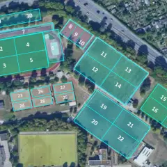 Luftaufnahme eines Sportgeländes mit nummerierten Fußballfeldern. Hier ist alles bereit für "alla hopp kirchheim"!