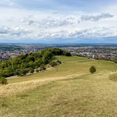 Blick über Reutlingen mit dem Achalm-Plateau, wo einst die Burg Reutlingen stand.