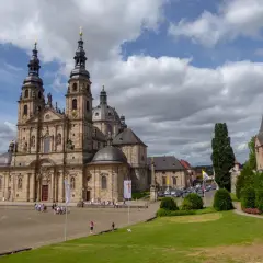 Barocker Dom in Fulda, ein Wahrzeichen, das zeigt, was man in Fulda machen kann: Geschichte erleben und die beeindruckende Architektur bewundern.