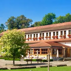Schloss Diedersdorf mit seinem Biergarten lädt Familien und Kinder zum Verweilen ein.