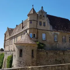 Burg Stettenfels mit Türmchen und Zinnenmauern, ideal zum Wandern und Erkunden.