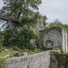 Ruinen der Burg Helfenstein bei Geislingen. Eine Holzbrücke führt über eine Felsspalte zu den Mauern.