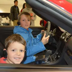 Zwei Jungen in einem Sportwagen, bereit für ein Abenteuer in Stuttgart mit Kindern.