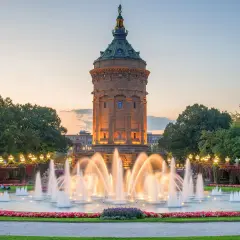 Wasserturm Mannheim mit beleuchtetem Springbrunnen im Abendlicht. Ein schöner Ort, um zu entspannen und zu sehen, was man in Mannheim machen kann.