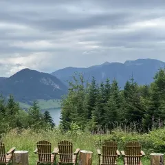 Bequeme Stühle laden zur Entspannung nach einer Huberspitz Wanderung ein. Der Blick schweift über den See und die majestätischen Berge.