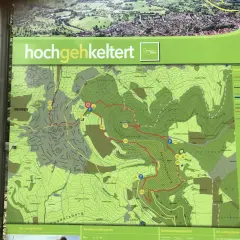 Karte für eine Hohenneuffen Wanderung. Sie zeigt Wege, Orte und Sehenswürdigkeiten wie die Burg.