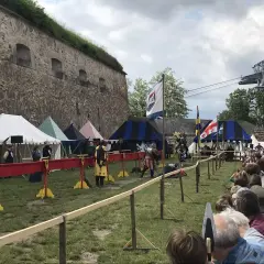 Ritterkämpfe vor der Festung Ehrenbreitstein. Ein mittelalterliches Spektakel mit Zelten und Zuschauern, das an einen historischen Spielplatz erinnert.