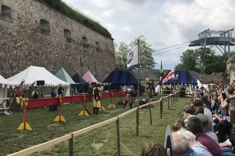 Ritterkämpfe vor der Festung Ehrenbreitstein. Ein mittelalterliches Spektakel mit Zelten und Zuschauern, das an einen historischen Spielplatz erinnert.