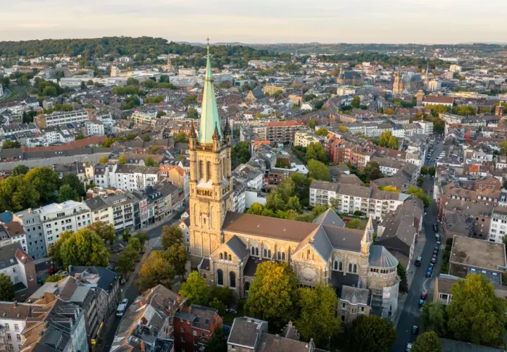 Luftaufnahme von Aachen mit der imposanten St. Adalbert Kirche im Vordergrund. Ein tolles Motiv für Ausflugsziele Aachen.