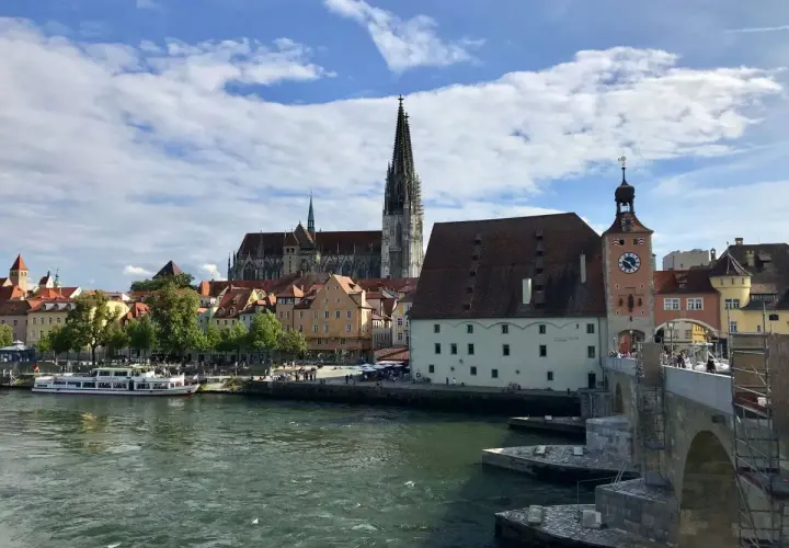 Regensburg mit Kindern: Blick auf Donau, Dom, Steinerne Brücke und historische Gebäude. Ein schöner Ausflug!