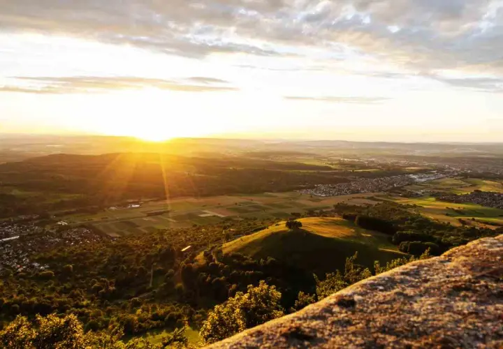 Sonnenuntergang über der Schwäbischen Alb bei Owen. Die Burg Teck ist nicht zu sehen, aber die Landschaft erinnert an die Gegend.