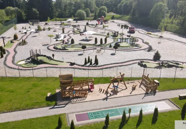 Abenteuergolfanlage in Winterberg mit vielen Hindernissen und Spielgeräten für Kinder. Ein toller Ort für einen Familienausflug.