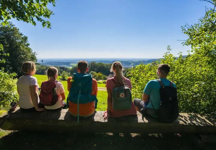 Familie genießt den Ausblick in Bayern. Ein perfekter Urlaub mit Kindern, um die Natur zu erkunden.
