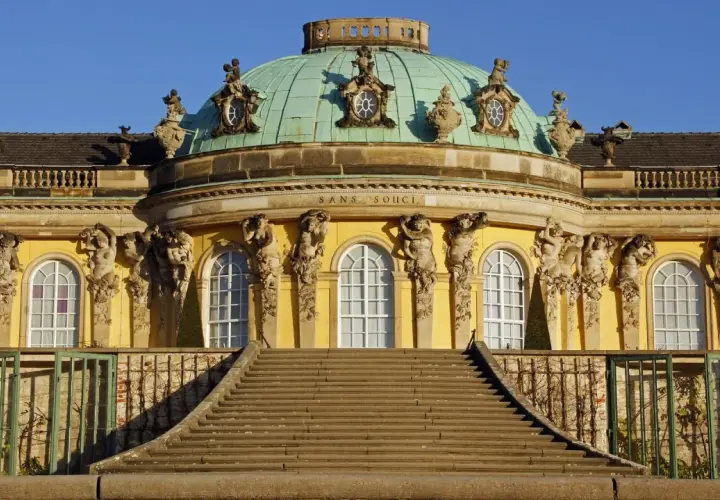Sanssouci, eine prachtvolle ritterburg in Brandenburg, wo Kinder staunend die Architektur bewundern.