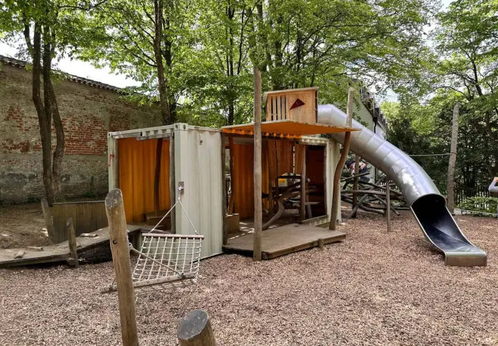 Spielplatz mit Rutsche und Klettergerüst aus Containern, ideal für einen Ausflug nach Dachau mit Kindern.