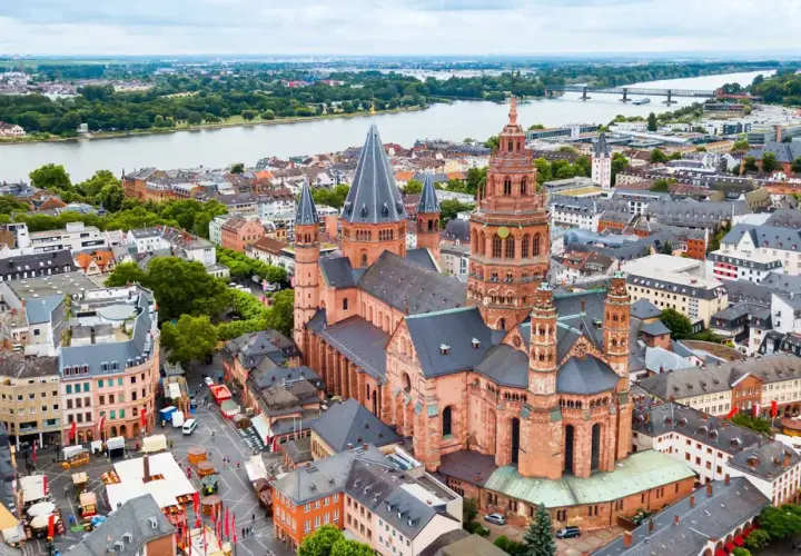 Luftaufnahme des Mainzer Doms und der Stadt. Hier kann man in Mainz viel entdecken, von historischen Gebäuden bis zum Rhein.