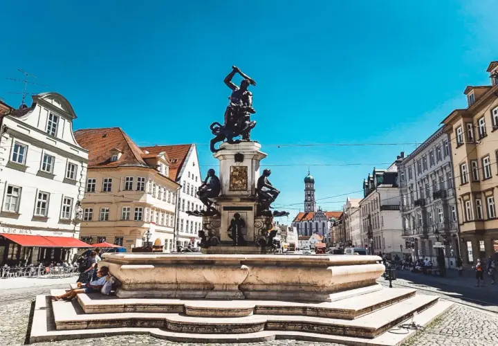 Prachtvoller Augustusbrunnen in Augsburg, ein toller Ort, um zu entspannen und zu sehen, was man in Augsburg machen kann.