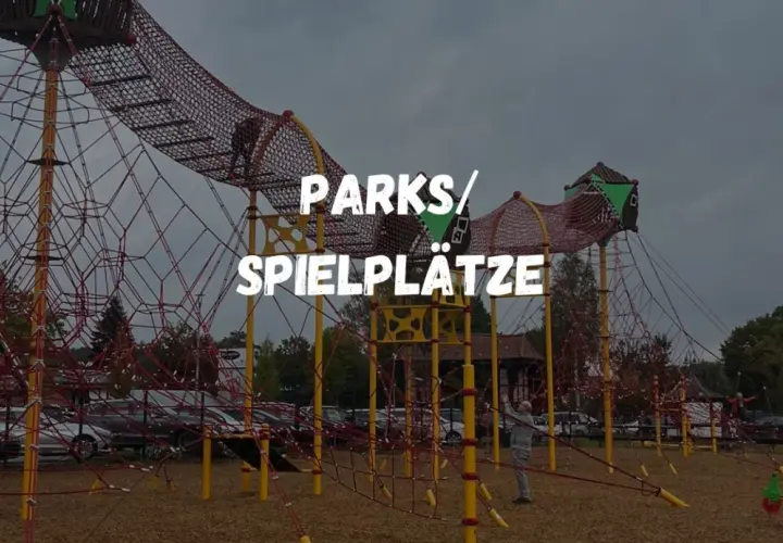 Ein riesiger Kletterpark mit Netzen und Türmen bietet ein tolles **Erlebnis** auf diesem **Spielplatz**.