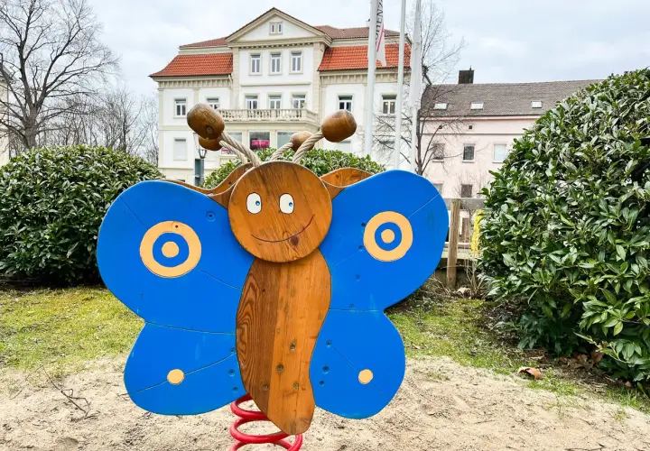Ein bunter Schmetterling auf dem Schaukelweg Hechingen, bereit für fröhliche Kinder.