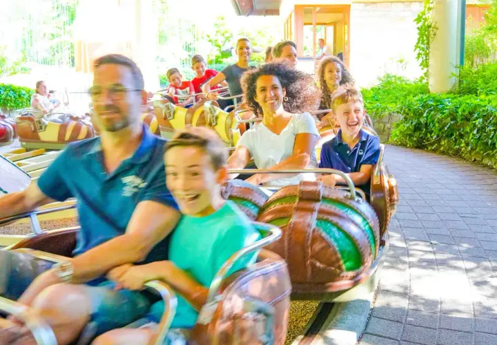 Familie genießt eine Fahrt auf einer Achterbahn im Erlebnispark Tripsdrill bei Heilbronn.