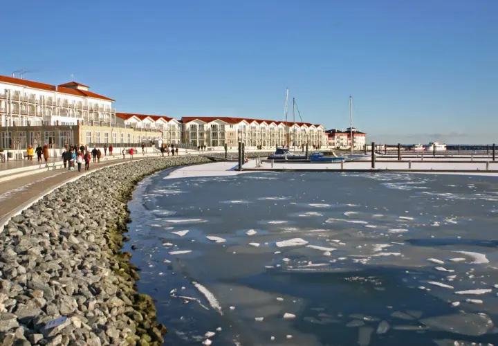 Winterliche Promenade mit Eis auf dem Wasser, ein Geheimtipp für Wismar und Umgebung.