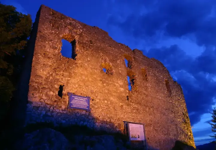 Die Burgruine Falkenstein bei Pfronten im Abendlicht.